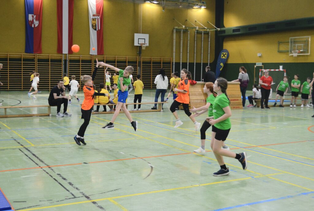 Mattenhandballturnier der Volksschulen begeistert junge Sportler